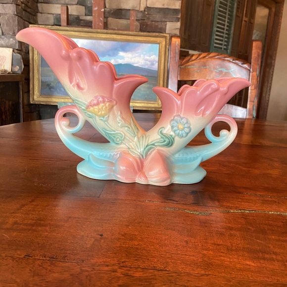 Vintage 1940s Hull Pottery Blue/Pink Bow Cornucopia & Vase - Picture 3 of 16